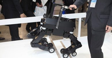 В Японии опробовали робота-поводыря для слепых людей В Японии опробовали робота-поводыря для слепых людей