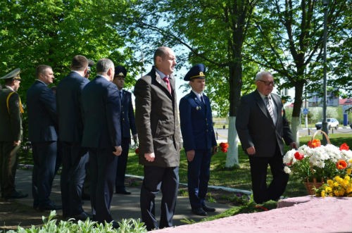 Быховчане возложили цветы к памятному знаку в честь 65-летия Победы и братской могиле советских воинов и партизан (фото)