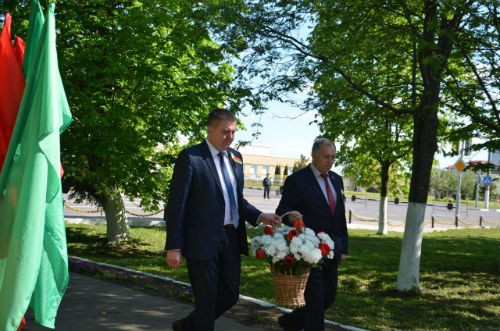 Быховчане возложили цветы к памятному знаку в честь 65-летия Победы и братской могиле советских воинов и партизан (фото)