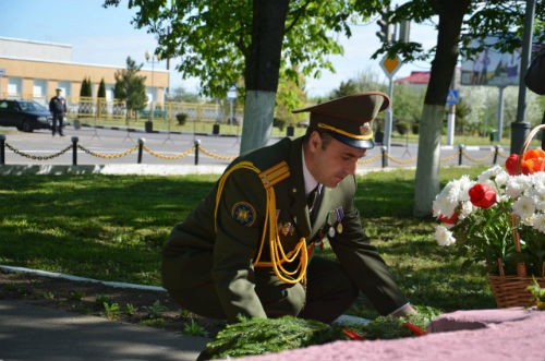 Быховчане возложили цветы к памятному знаку в честь 65-летия Победы и братской могиле советских воинов и партизан (фото)