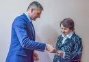 Виктор Пугач вручил приемщице заказов Людмиле Корытко нагрудный знак «Выдатнік бытавога абслугоўвання» Виктор Пугач вручил приемщице заказов Людмиле Корытко нагрудный знак «Выдатнік бытавога абслугоўвання»
