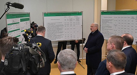 Александр Лукашенко посещает завод газетной бумаги в Шклове