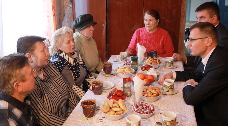 О здоровье, транспорте и соцуслугах – Андрей Кунцевич встретился с жителями деревни Косичи
