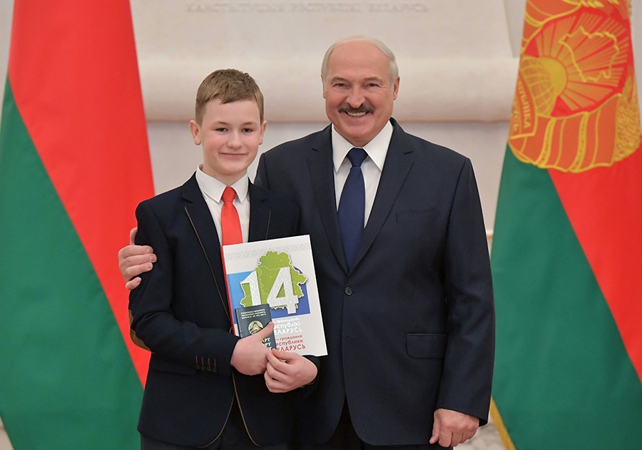 Александр Лукашенко вручил паспорта юным гражданам страны
