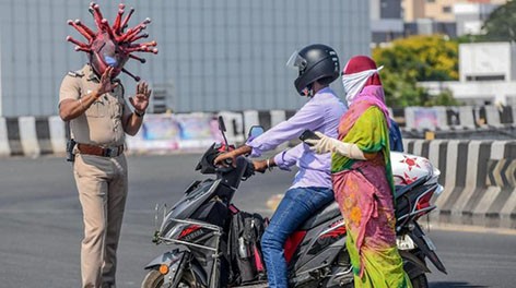 Полицейский в Индии с креативом подошел к борьбе с нарушителями карантина