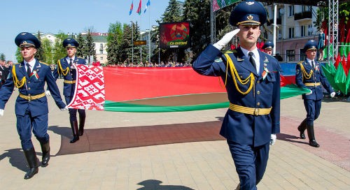 “Только вместе мы сможем отвечать на вызовы времени” – Лукашенко поздравил белорусов с Днем герба и флага