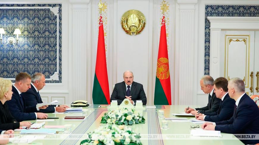 Лукашенко поручил уделить особое внимание реабилитации одиноких пожилых людей после коронавируса