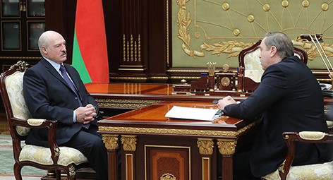 Лукашенко обсудил с Караником готовность к возможной второй волне пандемии с учетом избранного Беларусью пути