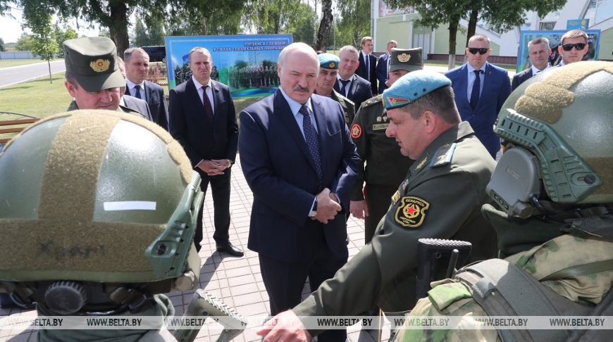 Новая форма, снайперские винтовки и экспозиция об афганцах – что Лукашенко показали в 5-й бригаде