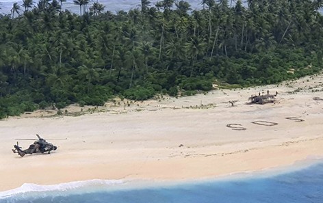 Трех мужчин нашли на необитаемом острове благодаря надписи SOS