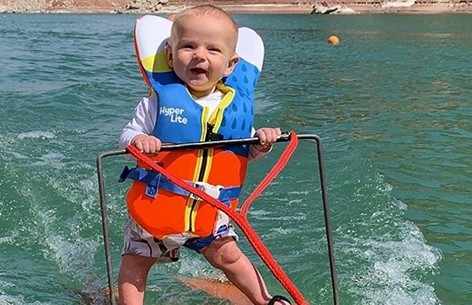 Шестимесячный малыш катается по озеру на водных лыжах