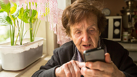 #яонлайн и бабушка тоже: в Беларуси запустили волонтерское движение для обучения мобильным технологиям