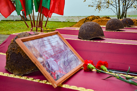 Торжественная церемония перезахоронения останков советских воинов прошла в деревне Красница (фото)