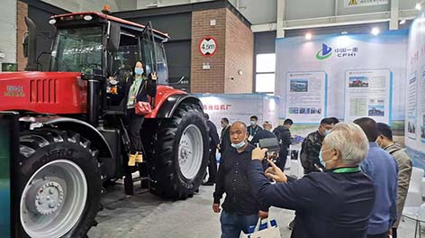 Новую модель трактора МТЗ представили на выставке в Китае