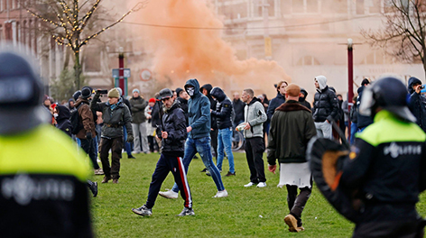 В Амстердаме полиция применила водометы против демонстрантов