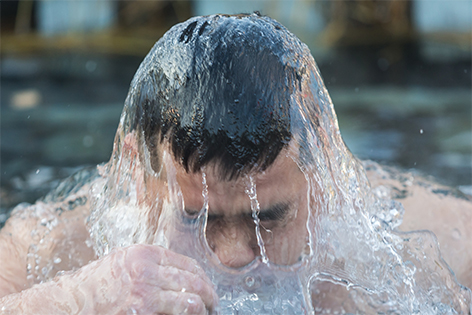 Специалист дал рекомендации по безопасному купанию в проруби на Крещение