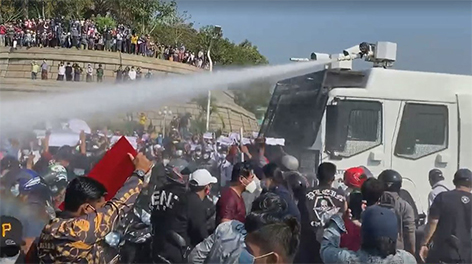 В Мьянме полиция применила водометы для разгона протестующих