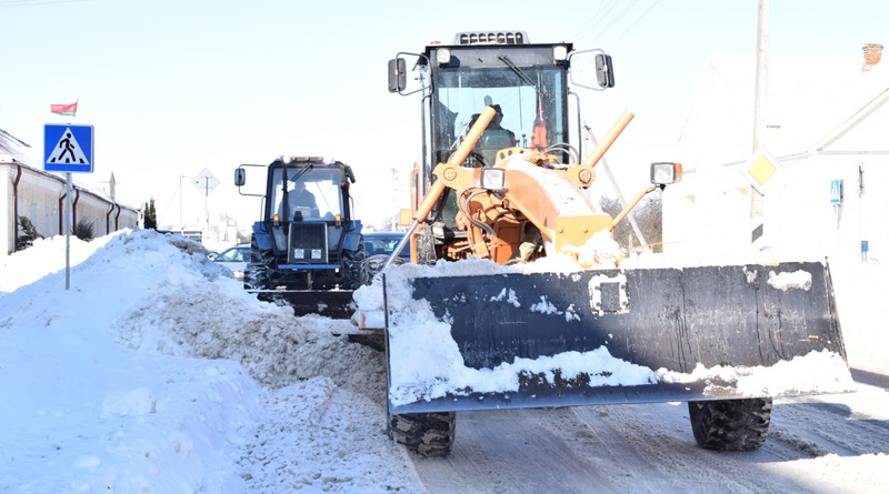 В Быховском районе продолжается расчистка снега (фото)