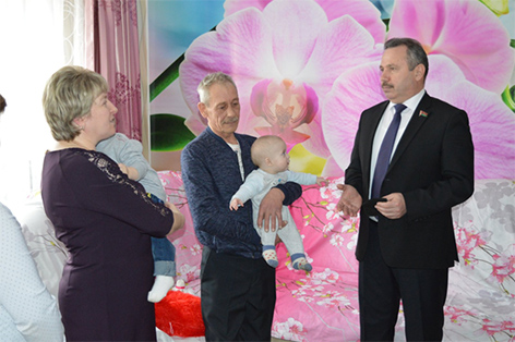 Сенатор Виктор Ананич побывал в гостях в детском доме семейного типа в Быхове