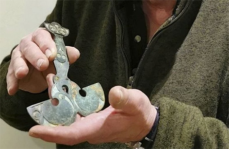 Мужчина с металлоискателем нашел старинный клад в Великобритании