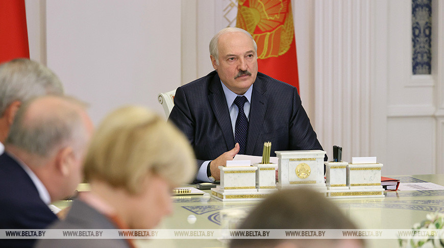 Лукашенко: мы должны идти к дебюрократизации всех систем в стране