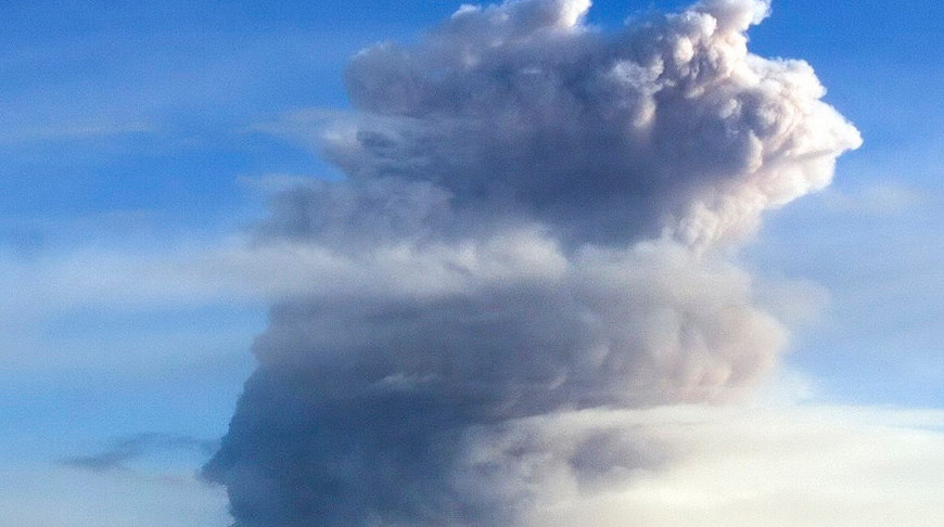 Вулкан Эбеко выбросил пепел на высоту 4 км – есть опасность для авиации