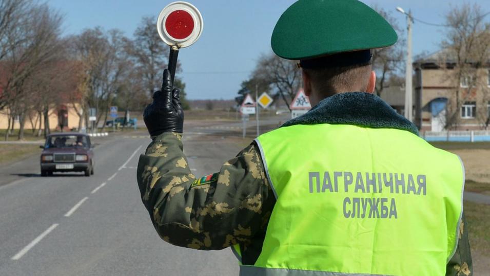 Для граждан Беларуси и иностранцев временно ограничен выезд из страны