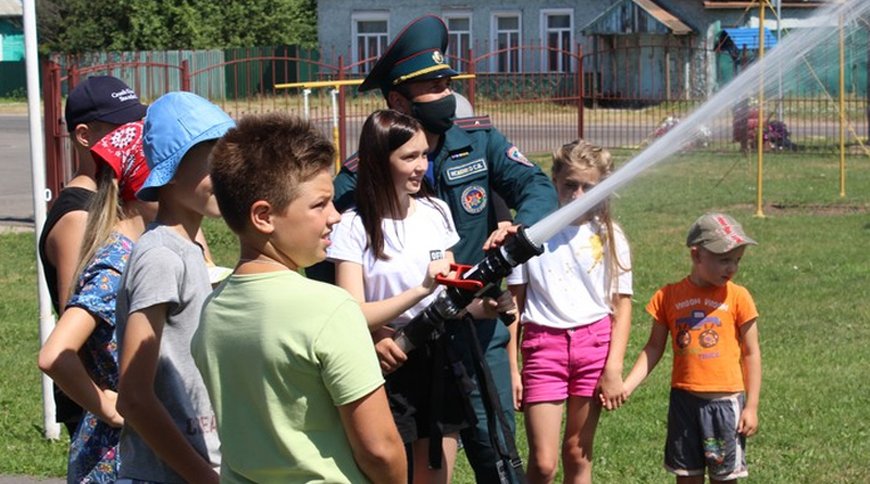 Ребята, посещающие летнюю игровую площадку детской городской библиотеки, побывали в «Школе юных спасателей»