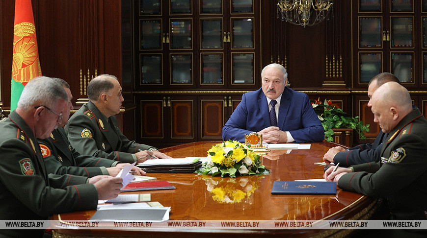 Лукашенко поручил силовикам закрыть каждый метр границы (видео)