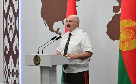 “Вы не дрогнули в минуту опасности” – Лукашенко вручил госнаграды представителям силовых ведомств