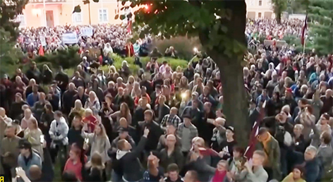 В Риге тысячи человек собрались на митинг против обязательной вакцинации