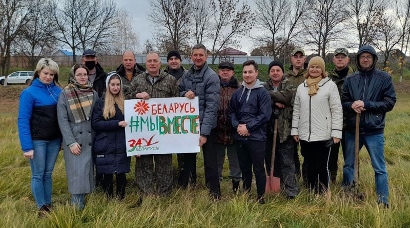 Депутаты райсовета, члены райисполкома и Молодёжного парламента высадили более 100 кленов (фото)