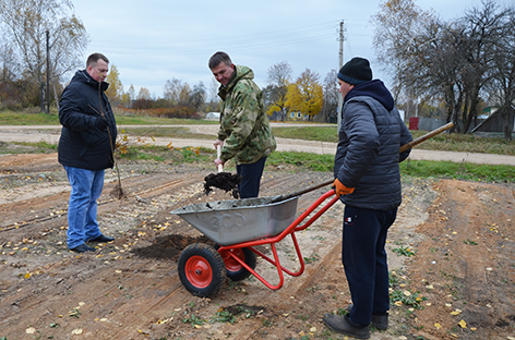 В деревне Красница буквально на глазах выросла аллея Единства