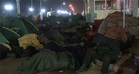 Девятый день на границе: беженцы ночевали прямо на холодном бетоне, многие так и не уснули