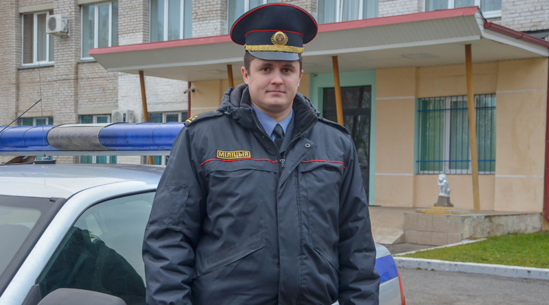 Участковый инспектор милиции Денис Петров несет службу достойно