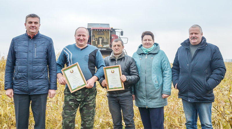 В ОАО «Быховский КОСЗ» чествовали экипаж комбайнеров, намолотивший 1000 тонн зерна кукурузы