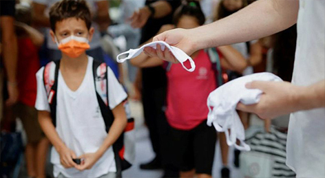 В Литве учащихся начальных классов обязали носить маски на уроках