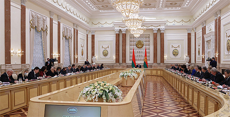 Лукашенко: предложенные поправки в Конституцию Беларуси вызвали живой интерес