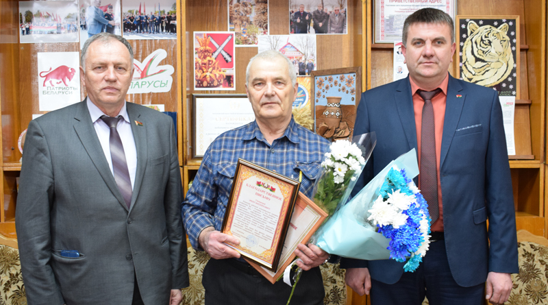 Ветеран труда Иван Скрипцов принимает поздравления с 70-летием со дня рождения