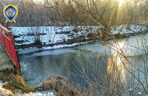 5-летняя девочка с младшим братом играли на речке в Могилевской области: мальчик – в больнице с переохлаждением, малышка утонула
