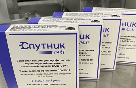 Лукашенко продемонстрировали вакцину «Спутник Лайт» белорусского производства