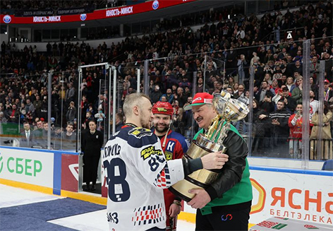 “Мужская игра. Настоящий хоккей”. Лукашенко вручил Кубок Президента победителю хоккейной экстралиги