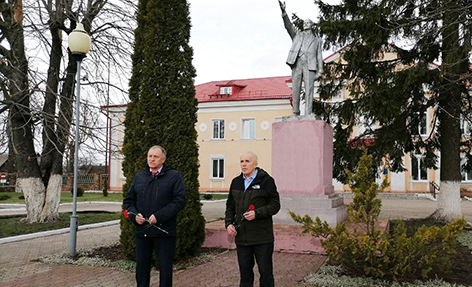В Быхове состоялась церемония возложения цветов к памятнику Ленина (фото)