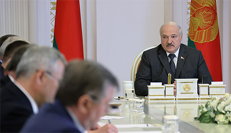 “Россию будут душить до предела, а заодно и нас”. Лукашенко актуализировал задачи по работе на российском рынке