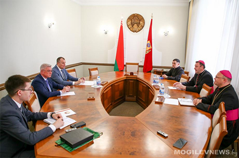 Председатель Могилевского облисполкома Анатолий Исаченко встретился с митрополитом католической церкви Беларуси