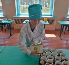 Школьник  Ворониновского УПК  во время летних каникул постигает  кулинарное дело