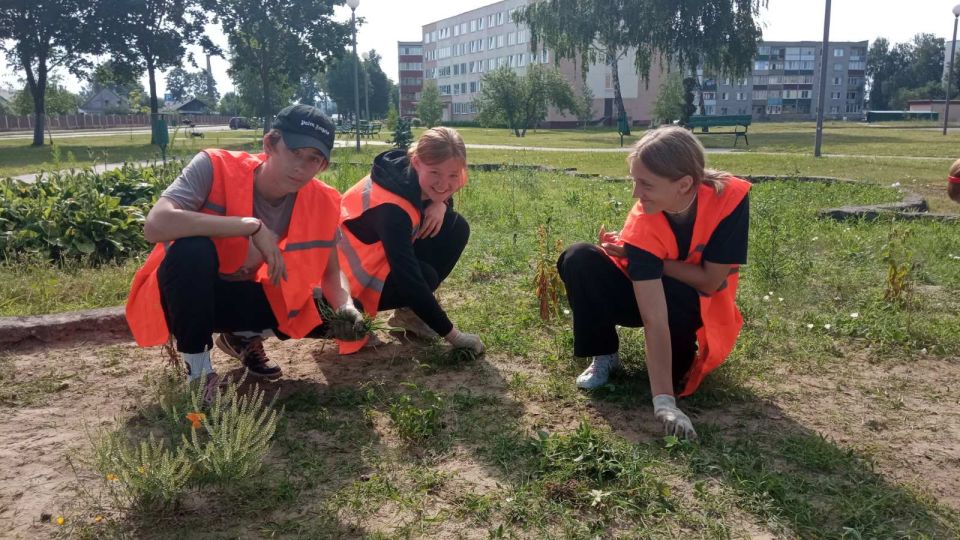 Юные быховчане пробуют себя в профессии рабочего зеленого строительства