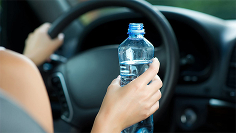 Милиционеры в Быхове в жару раздавали воду водителям и детям