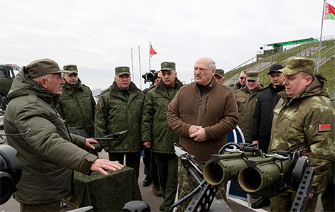 “Нежелательно, чтобы они воевали в Украине: все-таки свои люди”. Лукашенко ознакомился с белорусскими беспилотниками