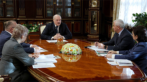 “Кризис – это тяжело, но это шанс”. Лукашенко видит новые возможности для легкой промышленности